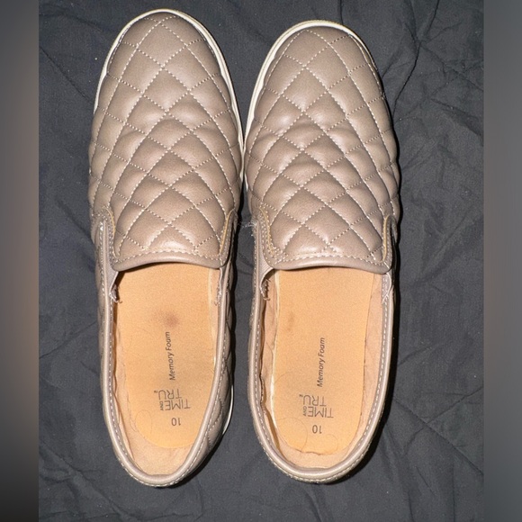 Women’s gold sneakers NWOT - Picture 2 of 2